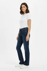 Pantalón jean oxford de tiro alto, color azul oscuro, con bolsillos y diseño clásico de ajuste ceñido en muslos y botamanga acampanada.