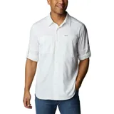 Camisa de manga larga Columbia, color blanco, con cuello clásico, cierre frontal de botones, dos bolsillos en el pecho y sistema de ventilación en la espalda. Confeccionada con tecnología Omni-Wick para absorción de humedad y Omni-Shade con protección solar UPF 50.