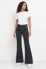 Jeans de corte flare confeccionado en denim negro, de tiro alto y diseño ajustado en la parte superior con botamanga acampanada.