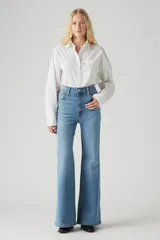 Jeans de mujer Levi's modelo Ribcage Bells So Nice, de tiro alto y corte acampanado (flare) en color azul claro.