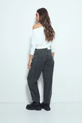 Pantalón de corte barrel con diseño a cuadros, tiro medio y pierna curva. Confeccionado en denim de algodón, presenta una estructura relajada y contemporánea.