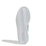 Championes urbanos Adidas modelo Grand Court Base 3.0, color blanco con las icónicas tres rayas laterales en negro. Presentan un diseño clásico con exterior de cuero sintético, cierre de cordones y suela de goma resistente.