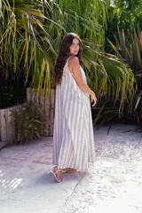 Vestido azul eléctrico de muselina con tirantes finos y escote en V. Corte suelto y largo midi.