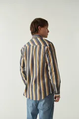 Camisa blanca a cuadros azules y grises, de manga larga y corte slim fit.