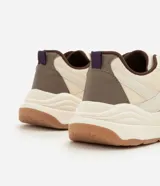 Championes de estilo jogging marca Satinato, con diseño de paneles superpuestos en material sintético y tejido respirable. Presentan suela gruesa, cierre con cordones y tirador trasero.