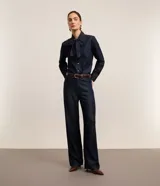 Pantalón de jean de tiro alto, corte recto y color azul oscuro.