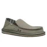 Zapatos tipo slip-on Sanuk modelo Donny Hemp, color verde oliva. Presentan un diseño casual con bordes deshilachados, paneles elásticos laterales y talón plegable para usar como zueco. Incluyen forro interior con estampado tipo manta y suela de goma con entresuela de EVA.