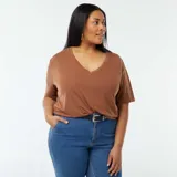 Remera marrón con cuello en V y mangas cortas.