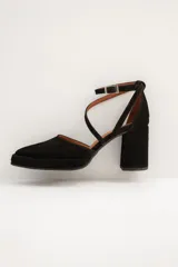Sandalias de taco cuadrado alto y plataforma discreta, con diseño de tiras cruzadas en el empeine y cierre de hebilla en el tobillo.