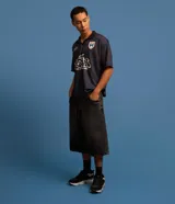 Bermuda de jean para hombre, modelo super baggy, con lavado dirty y cinturón de lazo en la cintura.