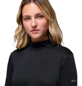 Remera negra de manga larga y cuello alto, confeccionada con tejido elástico ligero y diseño texturizado con patrón de líneas cruzadas. Cuenta con orificios para los pulgares en las mangas.