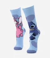 Par de medias largas celestes con corazones violetas. Una media tiene estampado de Stitch y la otra de Angel.