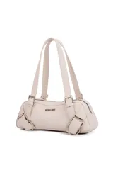 Cartera Las Oreiro color beige, con forma de cilindro, doble asa de hombro y detalles de hebillas y argollas metálicas en los laterales. Cierre superior con cremallera.