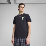Remera azul de algodón con cuello redondo y estampado en el pecho con un diseño abstracto en tonos celeste y amarillo.