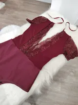 Body de lycra color borgoña con encaje floral en escote y mangas cortas. Breteles finos ajustables.