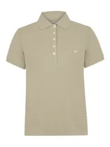 Remera tipo polo de piqué color beige, con cuello camisero, cierre frontal de botones y manga corta. Presenta un pequeño bordado del logo de la marca en el pecho.