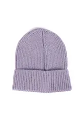 Gorro de lana tejido color lila con etiqueta negra con logo en el frente.