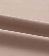 Top de breteles anchos, color marrón oscuro, corte ajustado y escote en U.