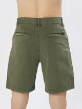 Bermuda de gabardina color caramelo, con cierre de botón y cremallera, bolsillos laterales y trabillas para cinturón.