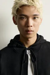 Sudadera hoodie relaxed fit de punto color gris, confeccionada en hilatura con viscosa de tacto suave, con cuello con capucha ajustable, manga larga, cierre frontal con cremallera y acabados en rib.