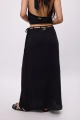 Falda larga de algodón color negro, con diseño de cintura baja y detalle de lazos laterales ajustables.