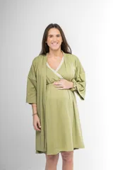 Camisón maternal color verde claro, confeccionado en algodón con escote en V cruzado y detalle de puntilla elastizada. Tiene mangas cortas con terminación de puntilla y frunces debajo del busto para mayor amplitud.