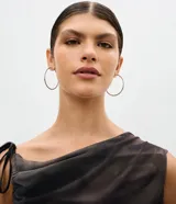 Aros tipo argolla de gran tamaño, con diseño circular cerrado y acabado metálico liso.
