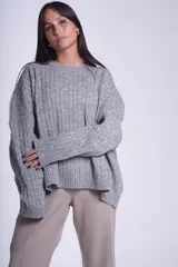 Sweater oversize tejido en punto trenzado color gris, con cuello redondo y mangas largas.