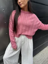 Sweater tejido de punto color rosa con diseño de ochos.