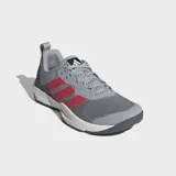 Championes de entrenamiento Adidas Rapidmove 2, color gris con las tres tiras laterales en rojo. Cuentan con una parte superior de malla elástica transpirable, amortiguación Lightstrike en la entresuela y suela de caucho Continental™ para mayor tracción.