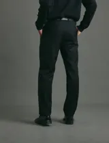 Traje de corte clásico compuesto por saco de dos botones y pantalón de vestir a juego. Diseño tradicional en color negro.