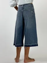 Bermuda de jean celeste con corte ancho y ruedo desflecado.