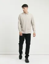 Pantalon de corte recto y estilo clásico en color negro, con cierre frontal y bolsillos laterales.