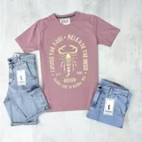 Remera rosa viejo de algodón con estampa dorada de un escorpión y la frase "Losing the Soul, Release the Mind".