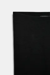 Leggings negros de tiro alto con cintura elástica y diseño ajustado.