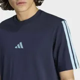 Remera Adidas de cuello redondo y manga corta, color azul marino con las icónicas tres rayas en celeste sobre los hombros y logo de la marca bordado en el centro del pecho.