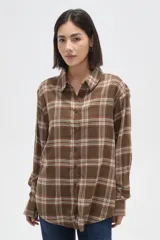Camisa de algodón con estampado de cuadros en tonos marrones y blancos, de corte holgado, manga larga y cierre frontal con botones.