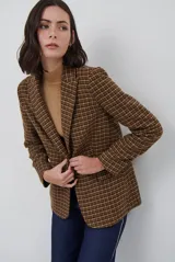 Blazer de paño con estampado de cuadros en tonos marrones, con solapas clásicas, hombreras, cierre frontal con un botón y botones decorativos en los puños.
