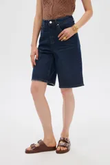 Bermuda de jean azul de tiro alto, corte boyfriend con bolsillos y terminaciones deshilachadas.