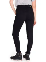 Pantalón de jean negro de corte ajustado, con diseño clásico de cinco bolsillos, cierre frontal con cremallera y botón metálico.