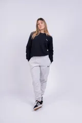 Pantalón jogger color marrón con cintura elástica, cordón ajustable y logo bordado en blanco.