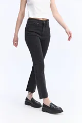 Jean straight crop de tiro alto, con piernas rectas y largo por encima de los tobillos. Presenta terminación desflecada y diseño clásico con bolsillos.
