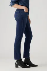 Jeans de tiro alto, ajustados en cadera y muslos, con pierna recta.