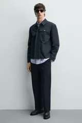 Mocasín de vestir para hombre confeccionado en piel con acabado abatanado, de color marrón. Cuenta con detalle de antifaz en el empeine, horma redonda, plantilla interior de piel y suela a contraste con ligero tacón.