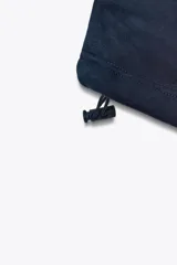 Pantalón de felpa de tiro alto con cintura elástica y corte recto. Cuenta con bolsillos laterales ocultos en la costura y bajo ajustable con cordón elástico y stoppers.