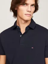 Chomba azul marino de piqué de algodón elástico, corte regular, cuello clásico y logo de Tommy Hilfiger bordado en el pecho.