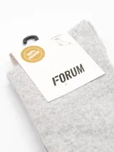 Pack de dos pares de medias de vestir grises, con diseño de cuadros oscuros.