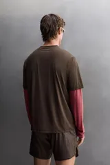 Camiseta deportiva Ridar x Zara Athleticz color marrón, de cuello redondo y manga corta, confeccionada en tejido ligero y elástico con estructura perforada y tecnología de secado rápido.