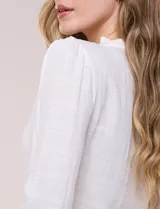Blusa negra de silueta semi entallada confeccionada en rayón. Presenta un escote en V pronunciado con cuello mao fruncido, pechera con textura elástica en punto smock, mangas largas fluidas con frunces en los hombros y puños anchos.