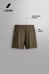 Short de running confeccionado en tejido técnico ligero y elástico con estructura. Cuenta con forro interior, cintura elástica ajustable con cordón, bolsillo trasero con cierre oculto, bolsillos laterales multifunción y aberturas laterales en las perneras.